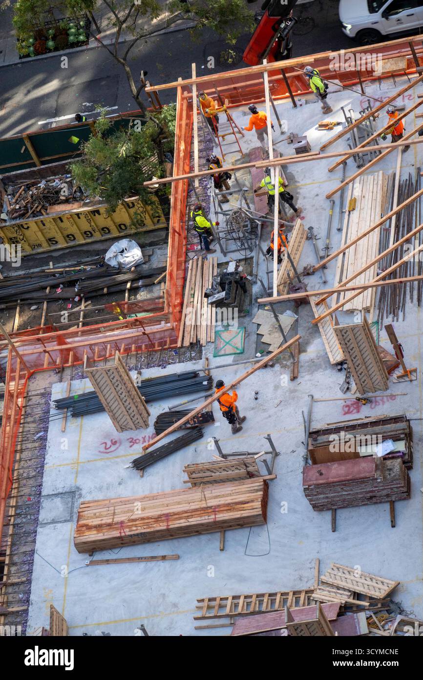 Baustelle für ein Wohngebäude an der E. 35th St. in Murray Hill, 2025, New York City, USA Stockfoto
