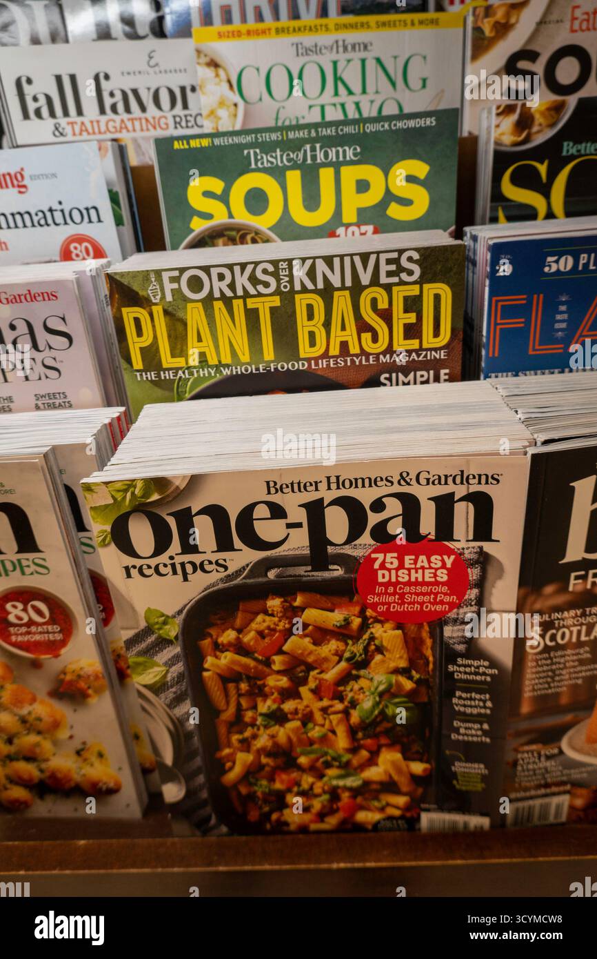 Barnes & Noble Booksellers auf der Fifth Avenue in New York City bietet eine große Auswahl an Büchern, Zeitschriften, Videos und Musik, USA 2025 Stockfoto