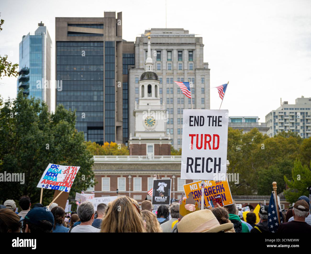 No Kings protestieren am 18. Oktober 2025 in Philadelphia, Pennsylvania, USA Stockfoto