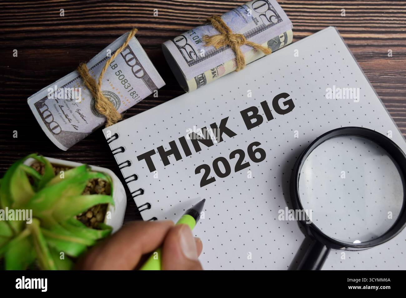 Konzept von Think Big 2026 Schreiben Sie auf Buch mit Schlüsselwörtern isoliert auf Holztisch. Stockfoto