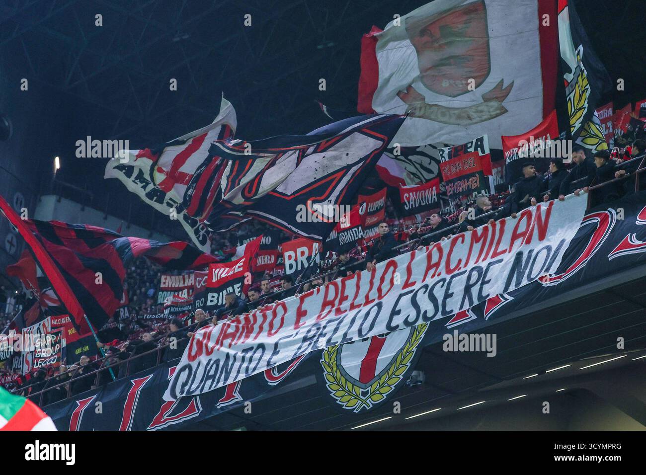 Mailand, Italien. Oktober 2025. AC Mailand Fans wurden 2025/26 während des Fußballspiels der Serie A zwischen AC Mailand und ACF Fiorentina im San Siro Stadion in Mailand gesehen Credit: dpa/Alamy Live News Stockfoto