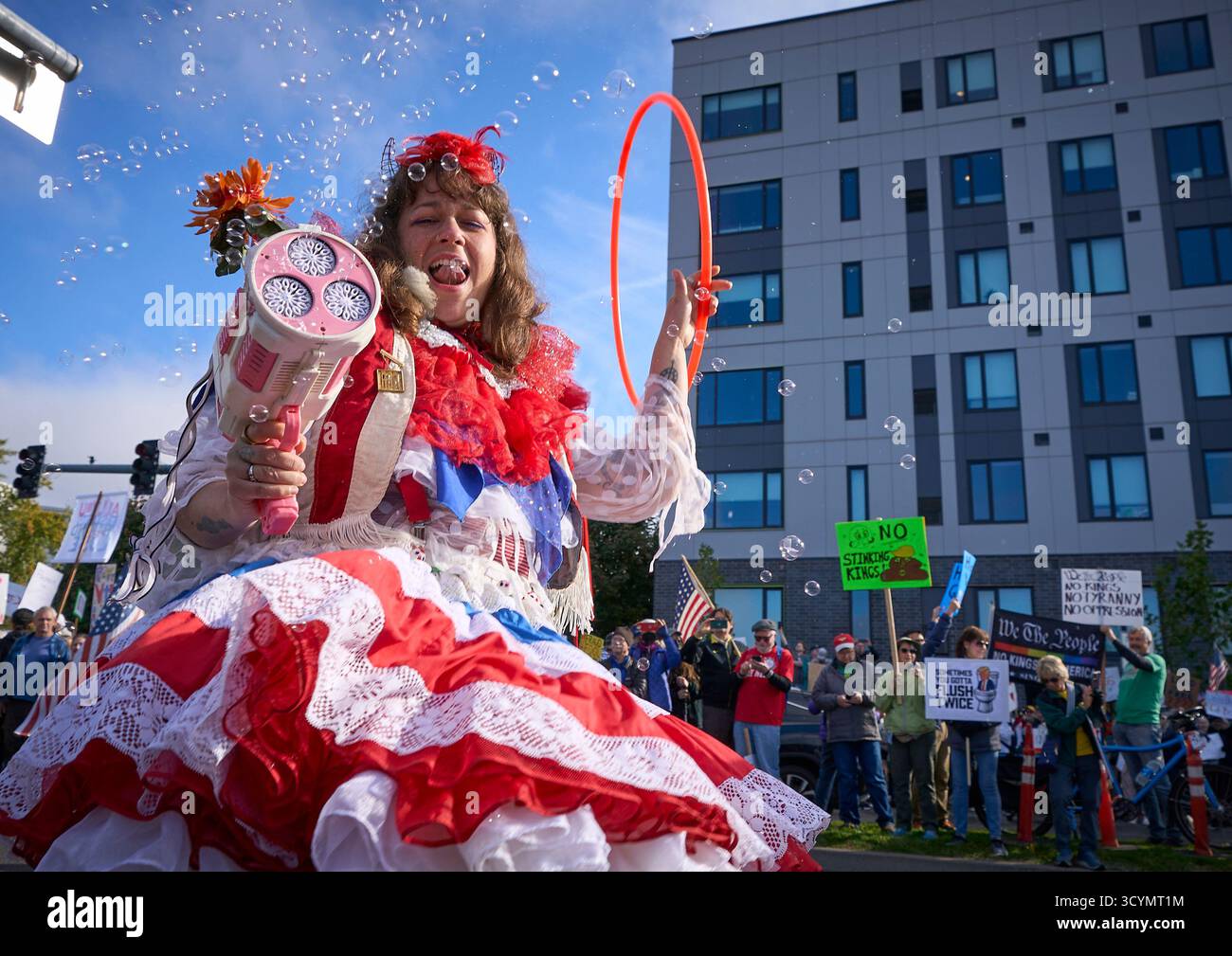 Eine Frau benutzt einen Blasenmacher bei einer No Kings Demonstration in Eugene, Oregon, am 18. Oktober 2025. Stockfoto
