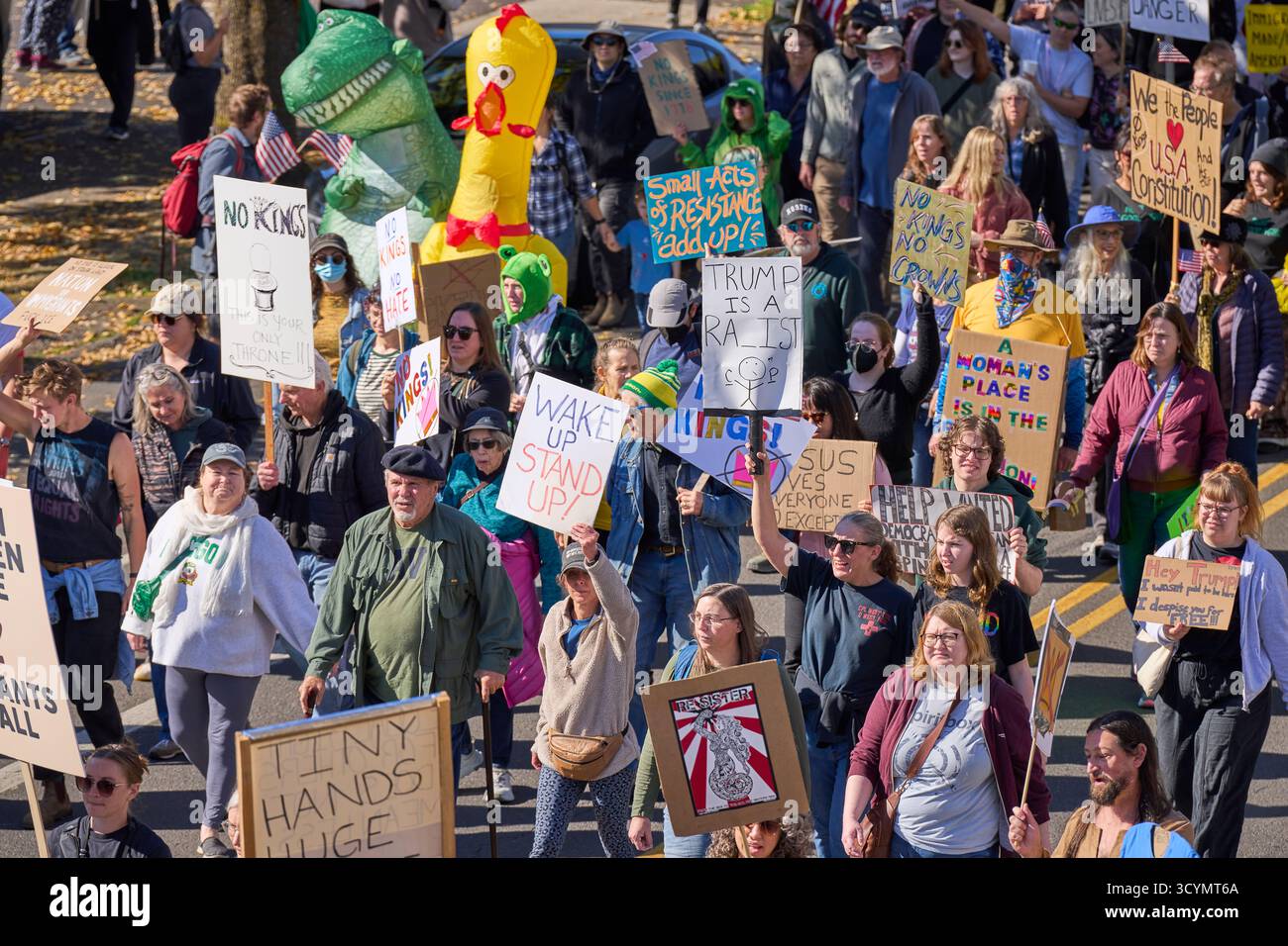 Am 18. Oktober 2025 marschieren die Menschen in einer No Kings Demonstration in Eugene, Oregon. Stockfoto