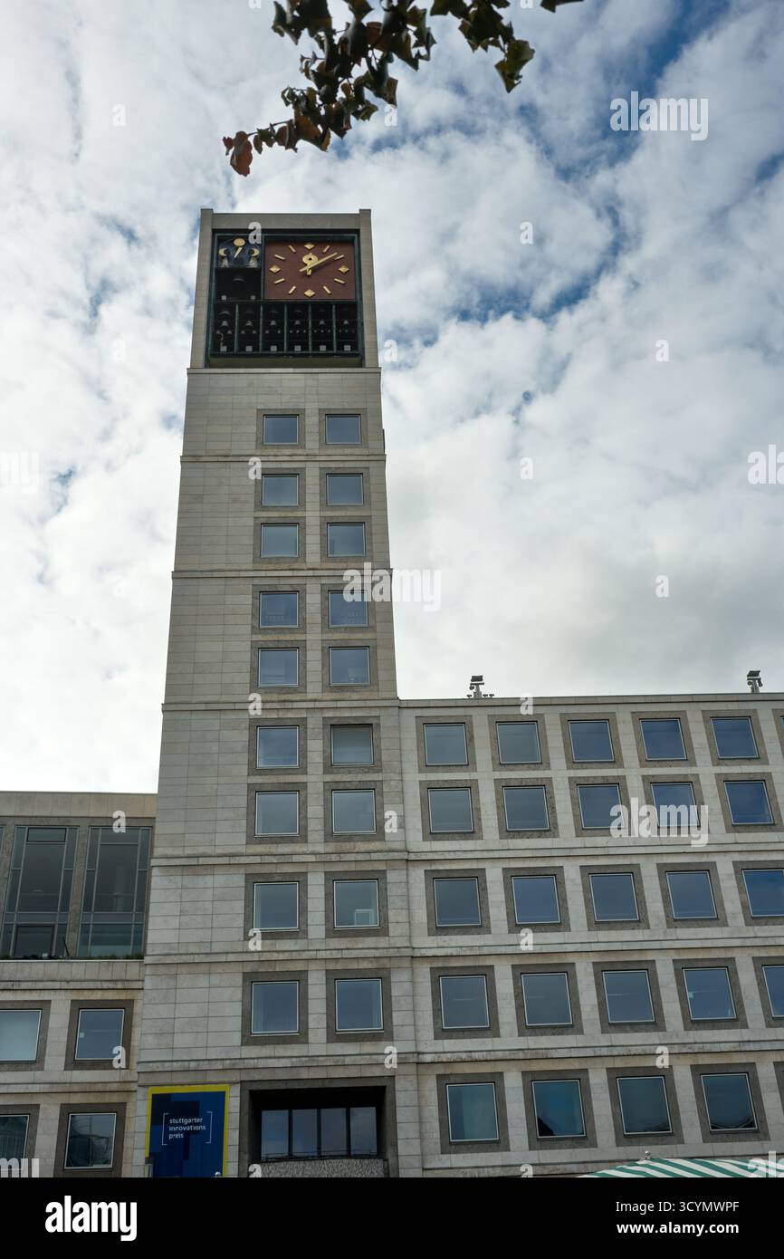 Stuttgarter Rathaus mit Turm und Glocke, ein historisches Wahrzeichen und architektonisches Denkmal im Stadtzentrum. Stockfoto