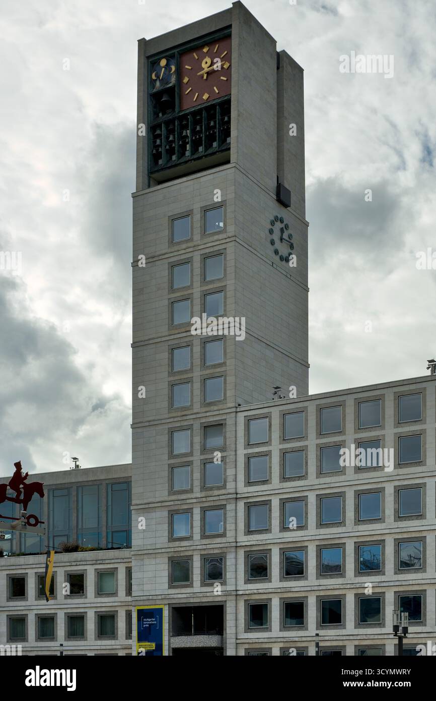 Stuttgarter Rathaus mit Turm und Glocke, ein historisches Wahrzeichen und architektonisches Denkmal im Stadtzentrum. Stockfoto