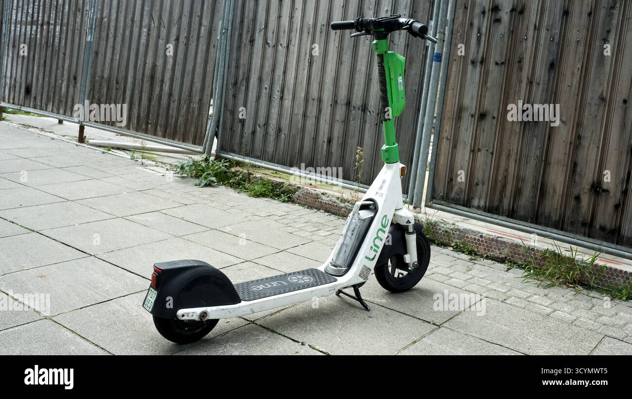 Stuttgart, 19.10.2025; ein Elektroroller, der allein auf einer Stadtstraße parkt, symbolisiert moderne urbane Mobilität und nachhaltigen Verkehr. Stockfoto