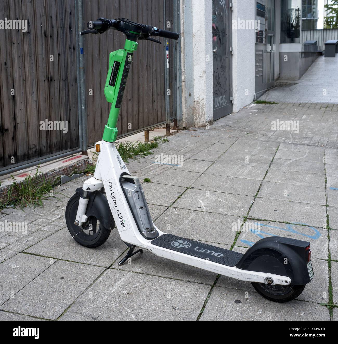 Stuttgart, 19.10.2025; ein Elektroroller, der allein auf einer Stadtstraße parkt, symbolisiert moderne urbane Mobilität und nachhaltigen Verkehr. Stockfoto