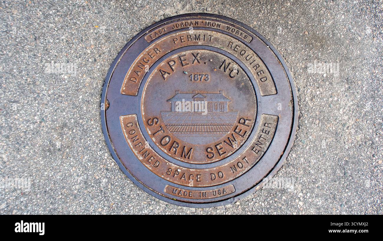 Ein Top-Down-Bild eines benutzerdefinierten Manhole-Covers in der Stadt Apex, North Carolina Stockfoto