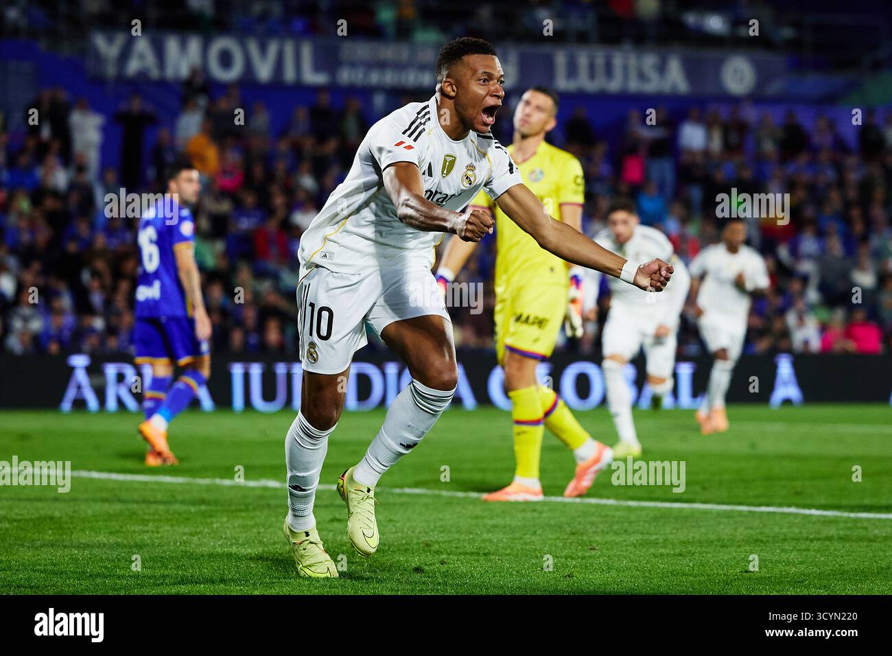 GETAFE, SPANIEN – 19. OKTOBER: Kylian Mbappe von Real Madrid feiert, nachdem sie beim LaLiga EA Sports Spiel zwischen Getafe CF und Real Madrid CF am 19. Oktober 2025 im Coliseum Alfonso Perez in Getafe, Spanien, das erste Tor ihrer Mannschaft erzielt hat. (Foto: QSP) Guthaben: QSP/Alamy Live News Stockfoto