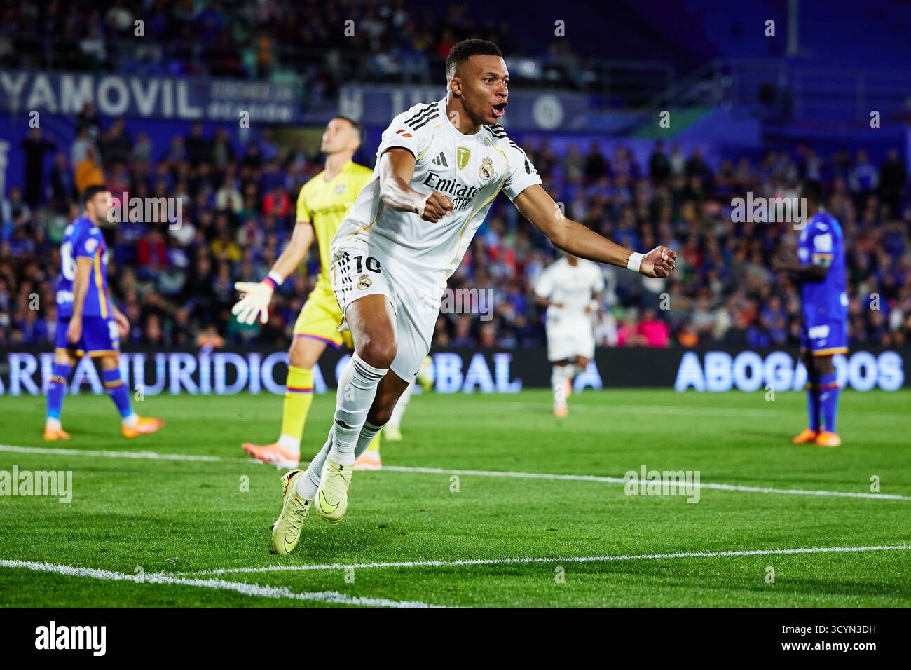 GETAFE, SPANIEN – 19. OKTOBER: Kylian Mbappe von Real Madrid feiert, nachdem sie beim LaLiga EA Sports Spiel zwischen Getafe CF und Real Madrid CF am 19. Oktober 2025 im Coliseum Alfonso Perez in Getafe, Spanien, das erste Tor ihrer Mannschaft erzielt hat. (Foto: QSP) Guthaben: QSP/Alamy Live News Stockfoto