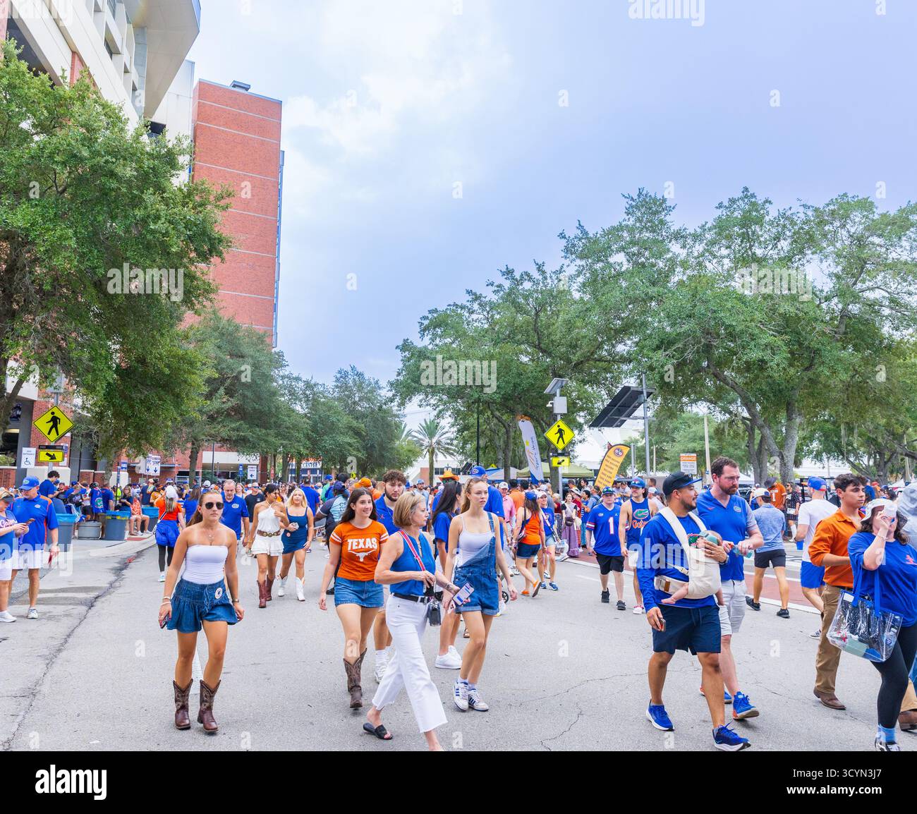 Gainesville, FL - 4. Oktober 2025: Nicht identifizierte Fans der University of Florida und Texas vor einem Spiel im Ben Hill Griffin Stadium an der University of FL Stockfoto