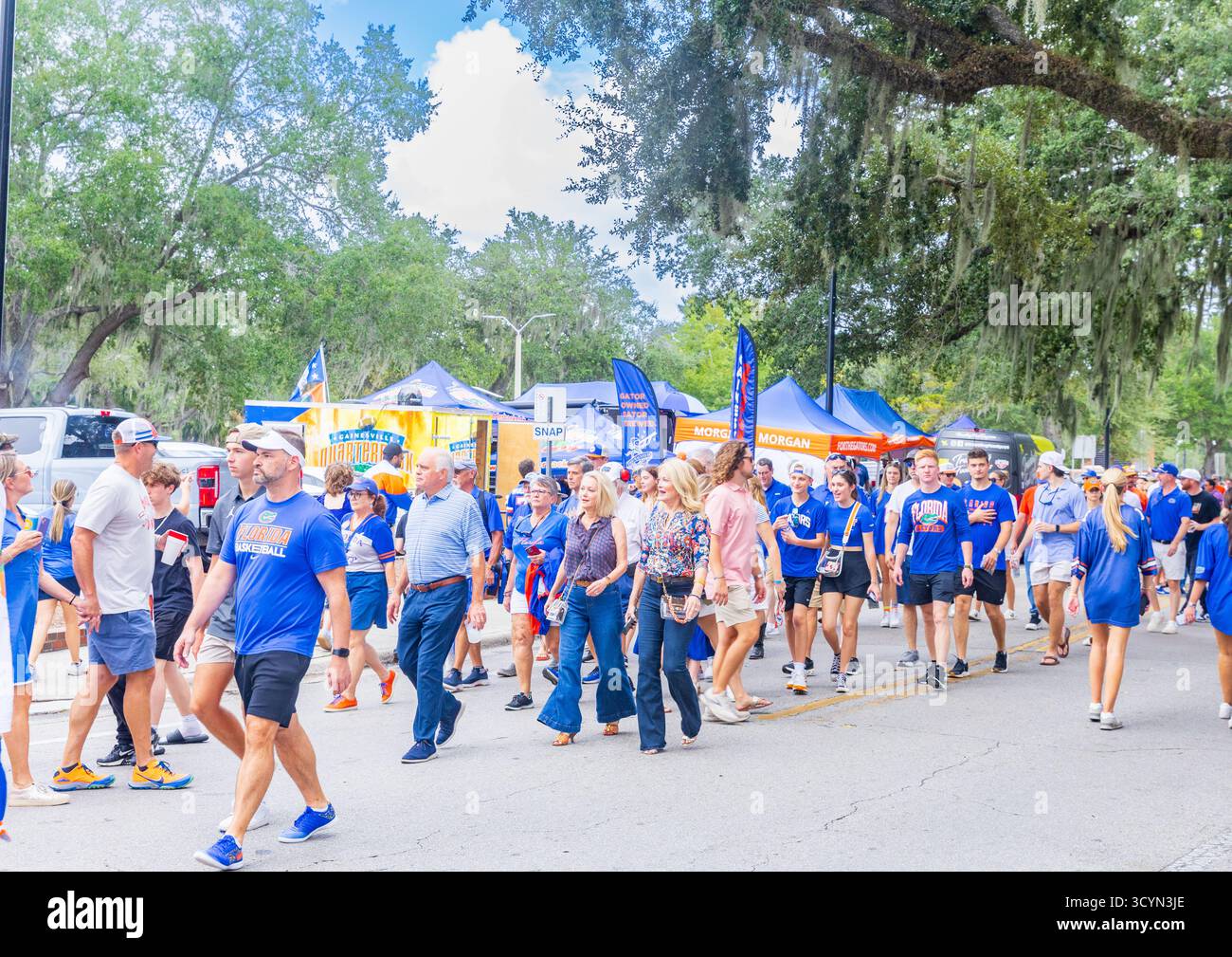 Gainesville, FL - 4. Oktober 2025: Nicht identifizierte Fans der University of Florida vor einem Spiel im Ben Hill Griffin Stadium im University of Florida Camp Stockfoto