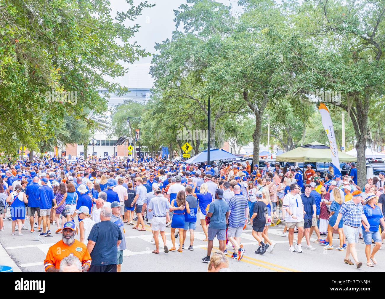 Gainesville, FL - 4. Oktober 2025: Nicht identifizierte Fans der University of Florida vor einem Spiel im Ben Hill Griffin Stadium im University of Florida Camp Stockfoto