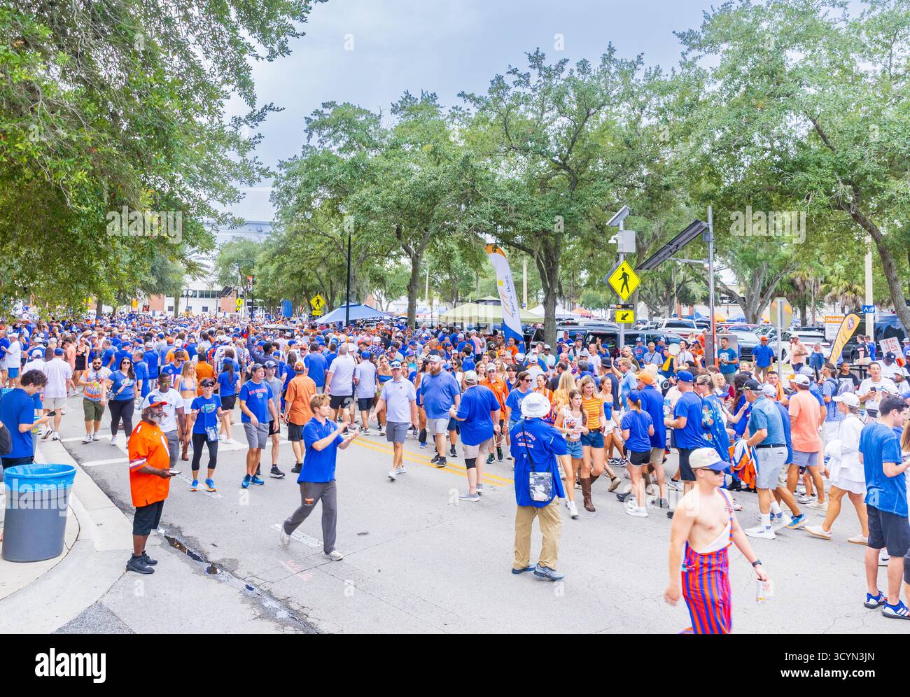 Gainesville, FL - 4. Oktober 2025: Nicht identifizierte Fans der University of Florida vor einem Spiel im Ben Hill Griffin Stadium im University of Florida Camp Stockfoto