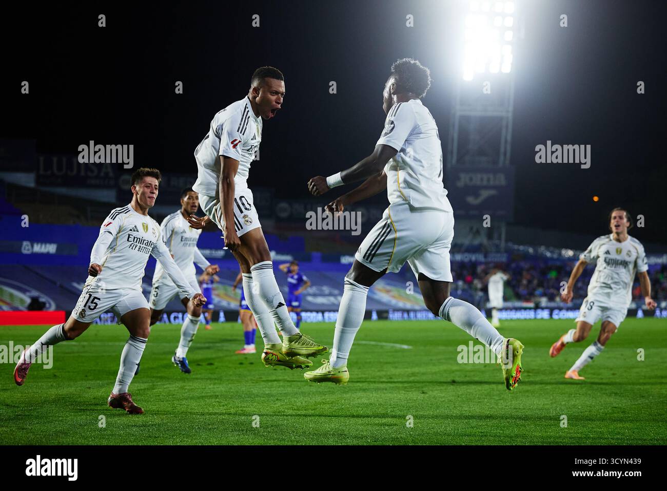 GETAFE, SPANIEN – 19. OKTOBER: Kylian Mbappe von Real Madrid feiert, nachdem sie beim LaLiga EA Sports Spiel zwischen Getafe CF und Real Madrid CF am 19. Oktober 2025 im Coliseum Alfonso Perez in Getafe, Spanien, das erste Tor ihrer Mannschaft erzielt hat. (Foto: QSP) Guthaben: QSP/Alamy Live News Stockfoto