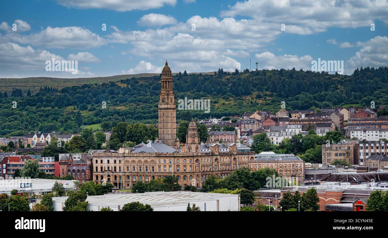 GREENOCK, SCHOTTLAND – 19. August 2024: Die Skyline von Greenock bietet historische Kirchen, moderne Wohnungen und alte Lagerhäuser, die die maritime Stadt verschmelzen Stockfoto