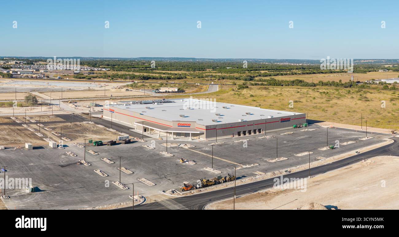 Liberty Hill, TX - 19. Oktober 2025: Bau eines neuen Costco Großhandelsgeschäfts im schnell wachsenden nördlichen Austin Wohngebiet Texas Stockfoto