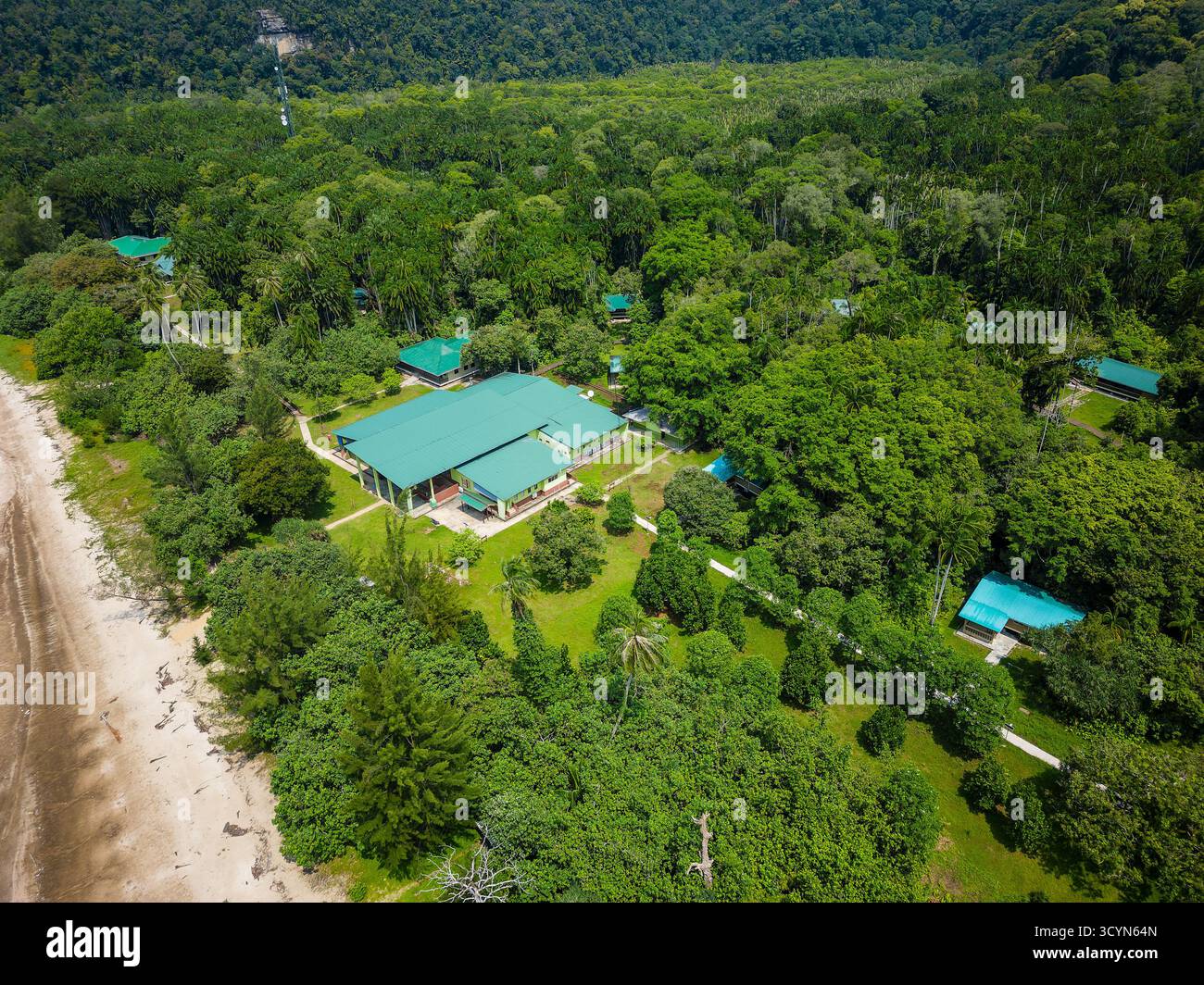 Drohnenansicht des Hauptquartiers des Bako National Park an der Küste von Sarawak, Borneo Stockfoto