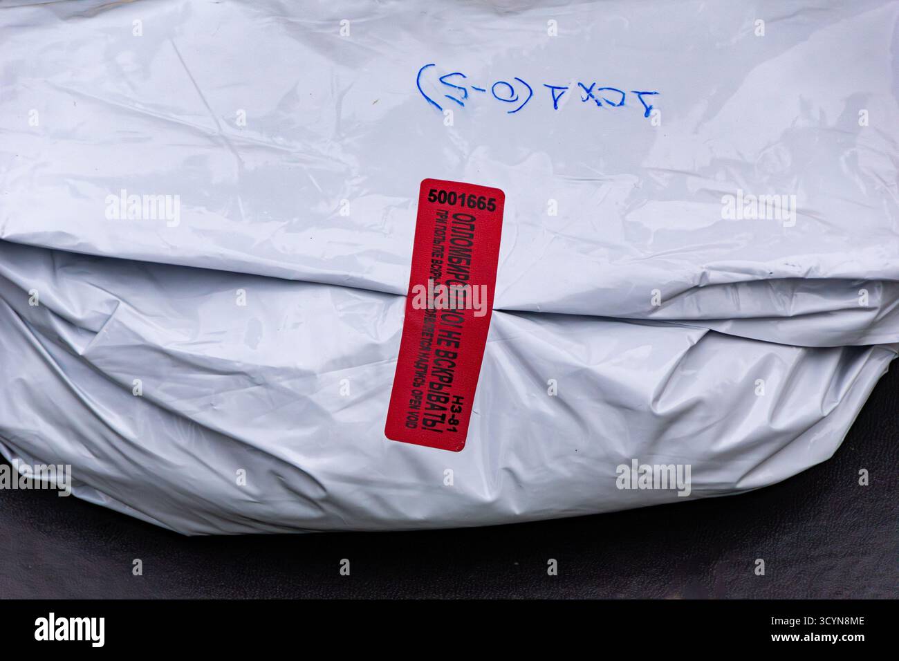 Weiße Kunststofftasche mit rotem Verschluss (nicht öffnen), blaue Tintenmarkierung weist wahrscheinlich auf Fall- oder Proben-ID für offizielle Aufzeichnungen mit Selective hin Stockfoto