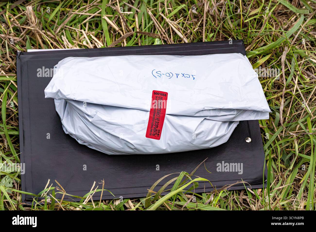 Nicht öffnen – Sicherheitsmaßnahmen stellen sicher, dass Beweise unberührt bleiben, ordnungsgemäße Kennzeichnung ermöglicht Rückverfolgbarkeit und rechtliche Zulässigkeit während eines Verfahrens mit Stockfoto