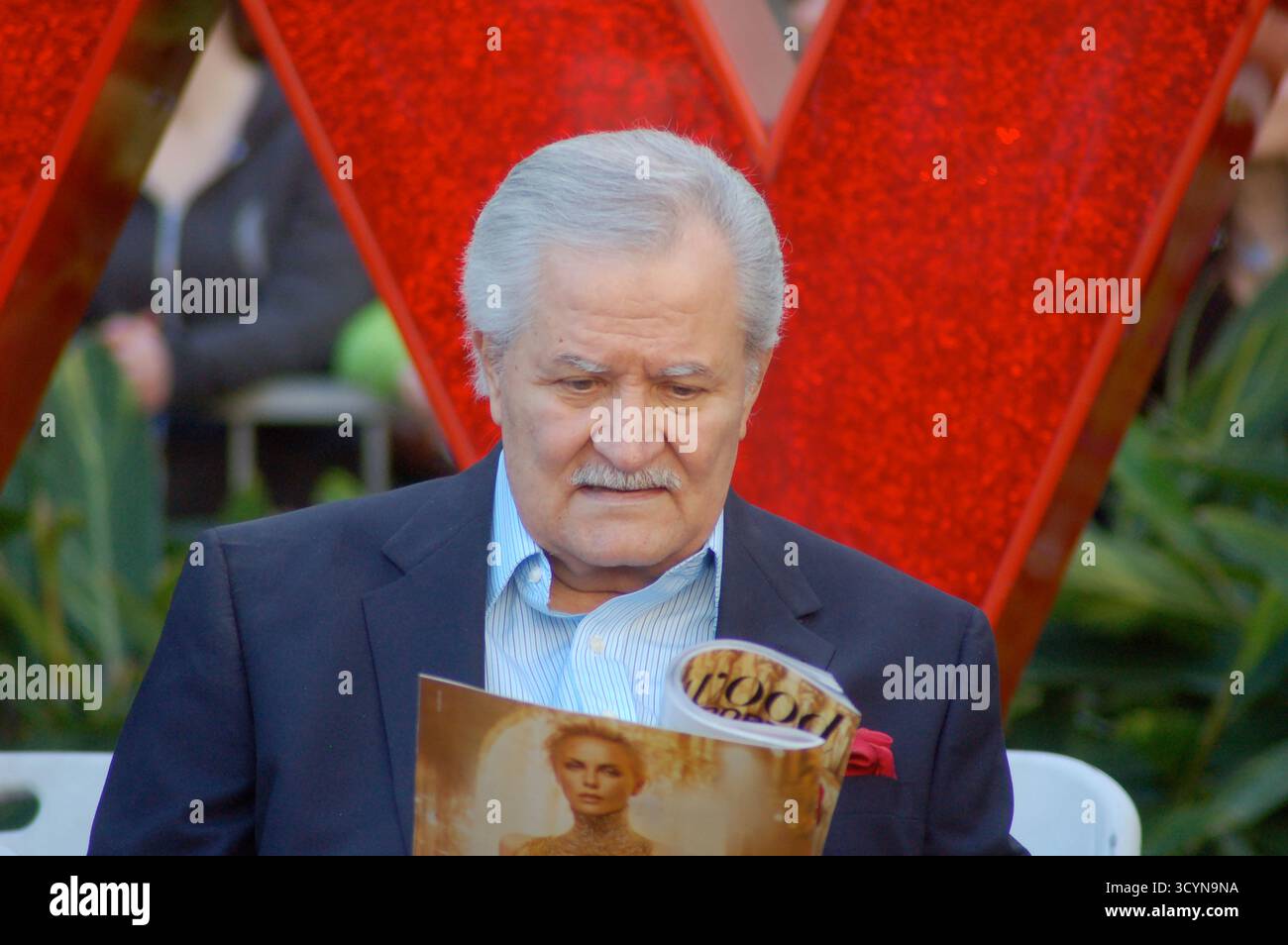 John Aniston, Schauspieler bekannt für Days of Our Lives, posiert bei Jennifer Anistons Hollywood Walk of Fame Star Ceremony, 22. Februar 2012 in Hollywood, Kalifornien. Stockfoto