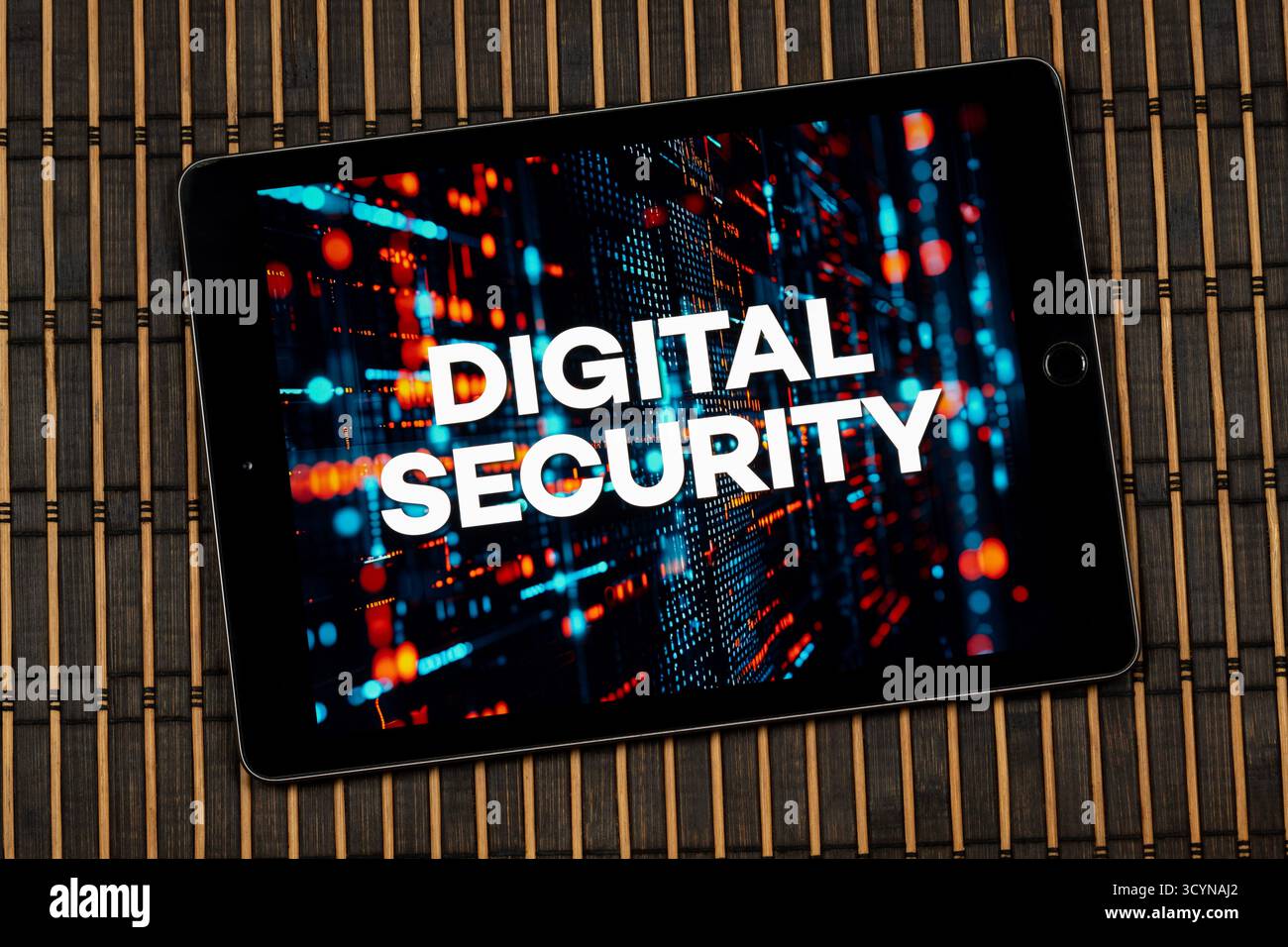 Nahaufnahme eines digitalen Tablets mit dem Satz digitale Sicherheit über einem Technologiekonzept und einem hölzernen Hintergrund Stockfoto