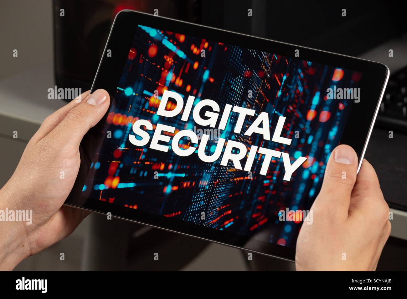 Nahaufnahme mit männlichen Händen, die ein Tablet mit dem Satz digitale Sicherheit über ein Technologiekonzept halten Stockfoto