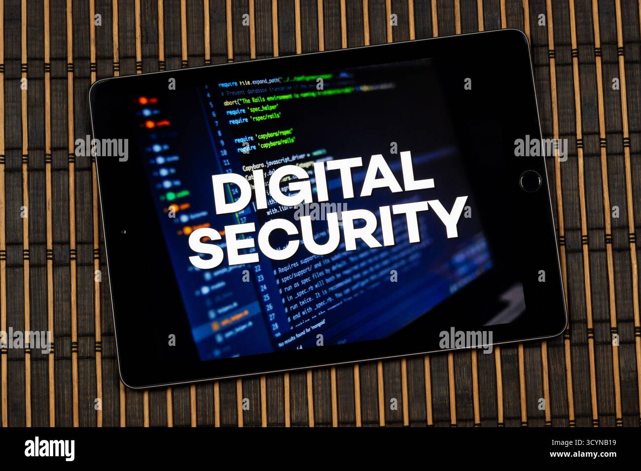 Nahaufnahme eines Tablets mit dem Satz digitale Sicherheit über einem Code-Konzept und einem hölzernen Hintergrund Stockfoto