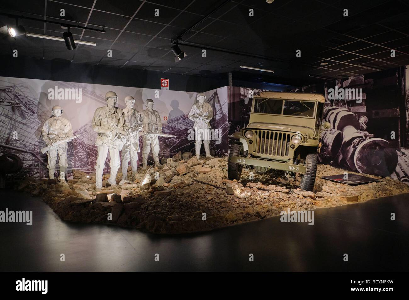 Ein Militärjeep aus der Zeit des Zweiten Weltkriegs wird ausgestellt. Olivgrünes Ford Modell 5A-x. Im nationalen Automobilmuseum in Turin, Turin, Italien. Stockfoto