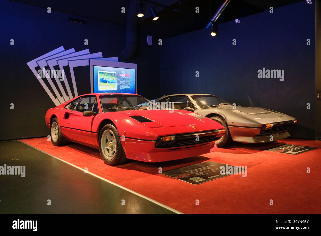 Ein 1980 roter Ferrari 308 GTB und ein 1982 silberner Ferrari 208 GTB. In der Magnum PI TV-Show. Im nationalen Automobilmuseum in Turin, Turin, Italien. Stockfoto