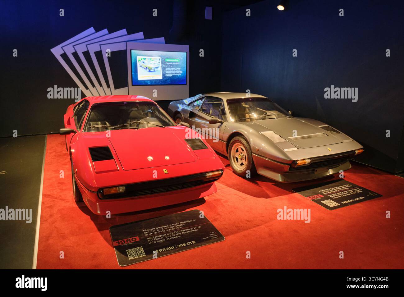 Ein 1980 roter Ferrari 308 GTB und ein 1982 silberner Ferrari 208 GTB. In der Magnum PI TV-Show. Im nationalen Automobilmuseum in Turin, Turin, Italien. Stockfoto