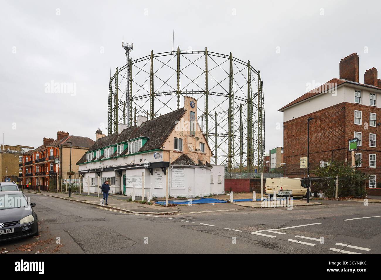 Der Oval Gasholder ist der inoffizielle Name des Gashalters (Gasometer), der sich in der Nähe des Oval Cricket Stadions in London befindet Stockfoto Der Oval Gasholder ist der inoffizielle Name des Gashalters (Gasometer), der sich in der Nähe des Oval Cricket Stadions in London befindet Stockfoto