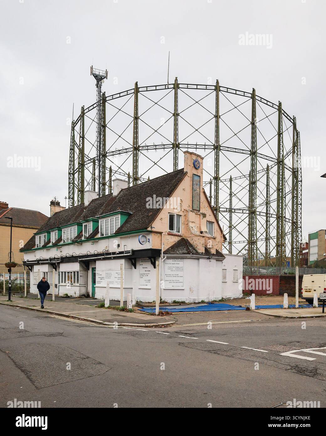 Der Oval Gasholder ist der inoffizielle Name des Gashalters (Gasometer), der sich in der Nähe des Oval Cricket Stadions in London befindet Stockfoto Der Oval Gasholder ist der inoffizielle Name des Gashalters (Gasometer), der sich in der Nähe des Oval Cricket Stadions in London befindet Stockfoto