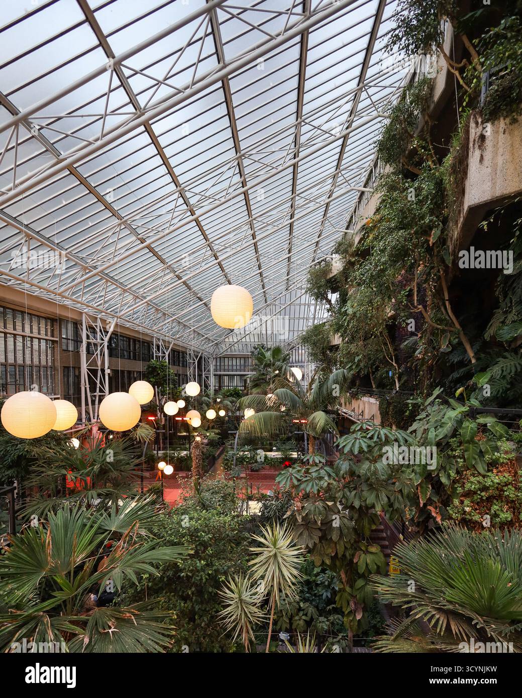 Barbican Conservatory in der Nacht mit warmen Noguchi-Laternen, London Stockfoto