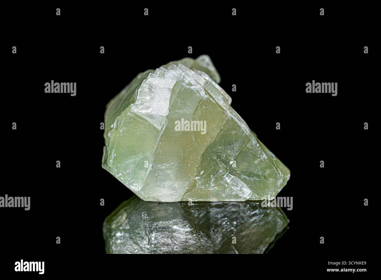 Schöner grüner Calcit-Edelstein auf dunklem Hintergrund Stockfoto