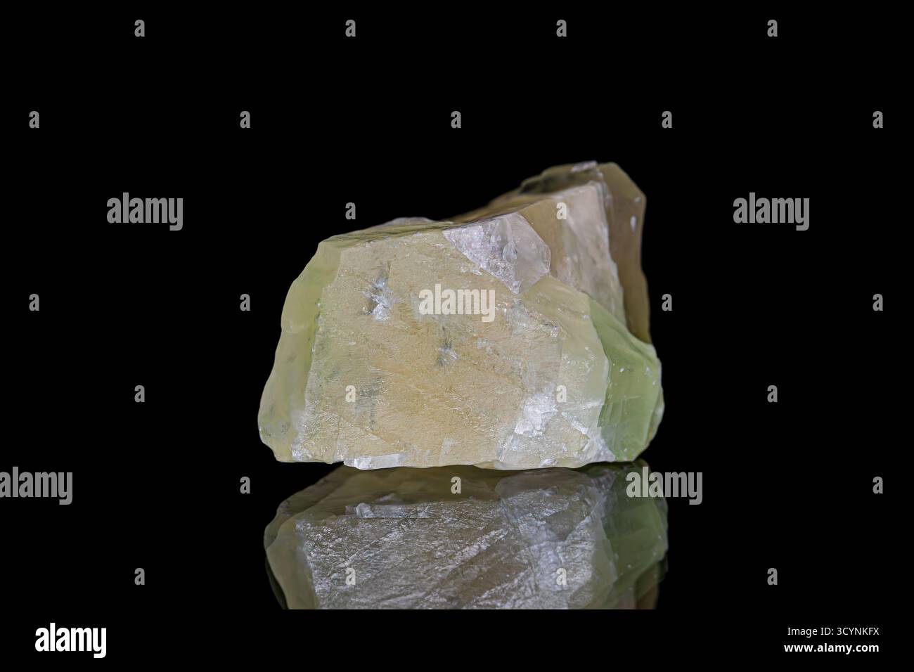 Nahaufnahme grüner Calcit-Edelstein auf dunklem Hintergrund Stockfoto