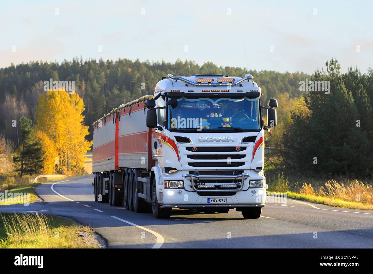 White Scania R730 des Verkehrs Stromberg im saisonalen Zuckerrübentransport auf Landstraße im herbstlichen goldenen Stundenlicht. Salo, Finnland. Oktober 2025. Stockfoto