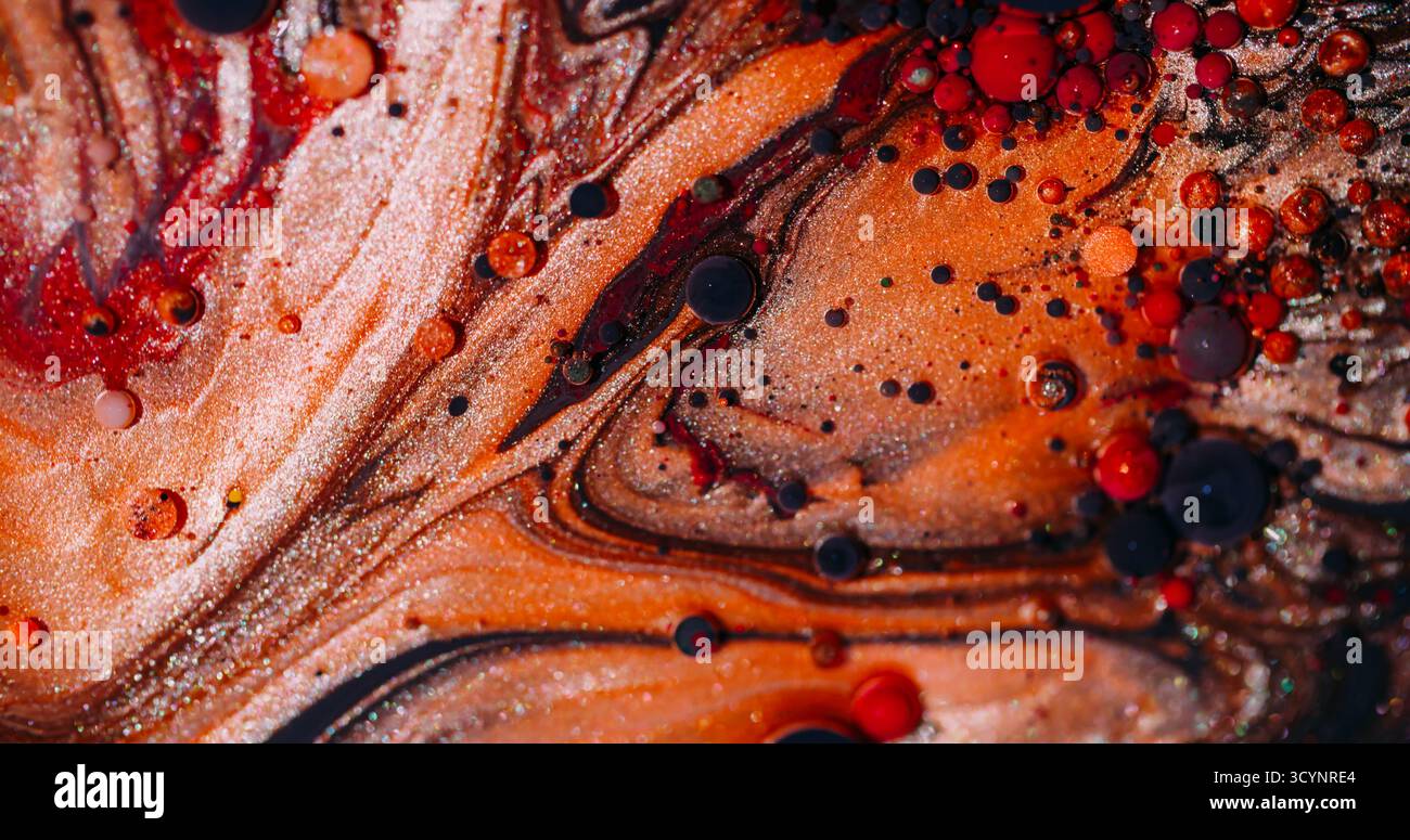 Bunte Ölmischung. Malabstraktion. Unscharfe orange rote lila Glitzer nasse Blasen runden Fluss Kreis auf Acrylkunsthintergrund. Stockfoto