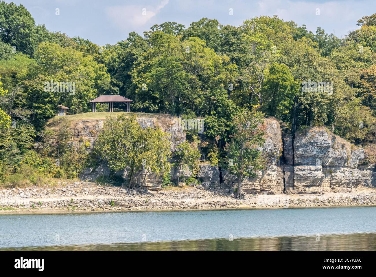 Blick vom Ohio River aus auf den Cave-in-Rock State Park im Süden von Illinois. (USA) Stockfoto