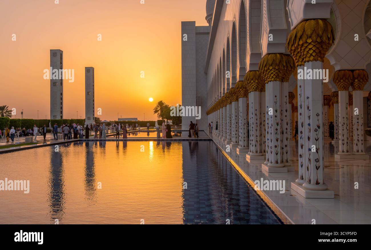 Besuchermassen und Touristen in der Scheich-Zayed-Moschee in Abu Dhabi. Stockfoto