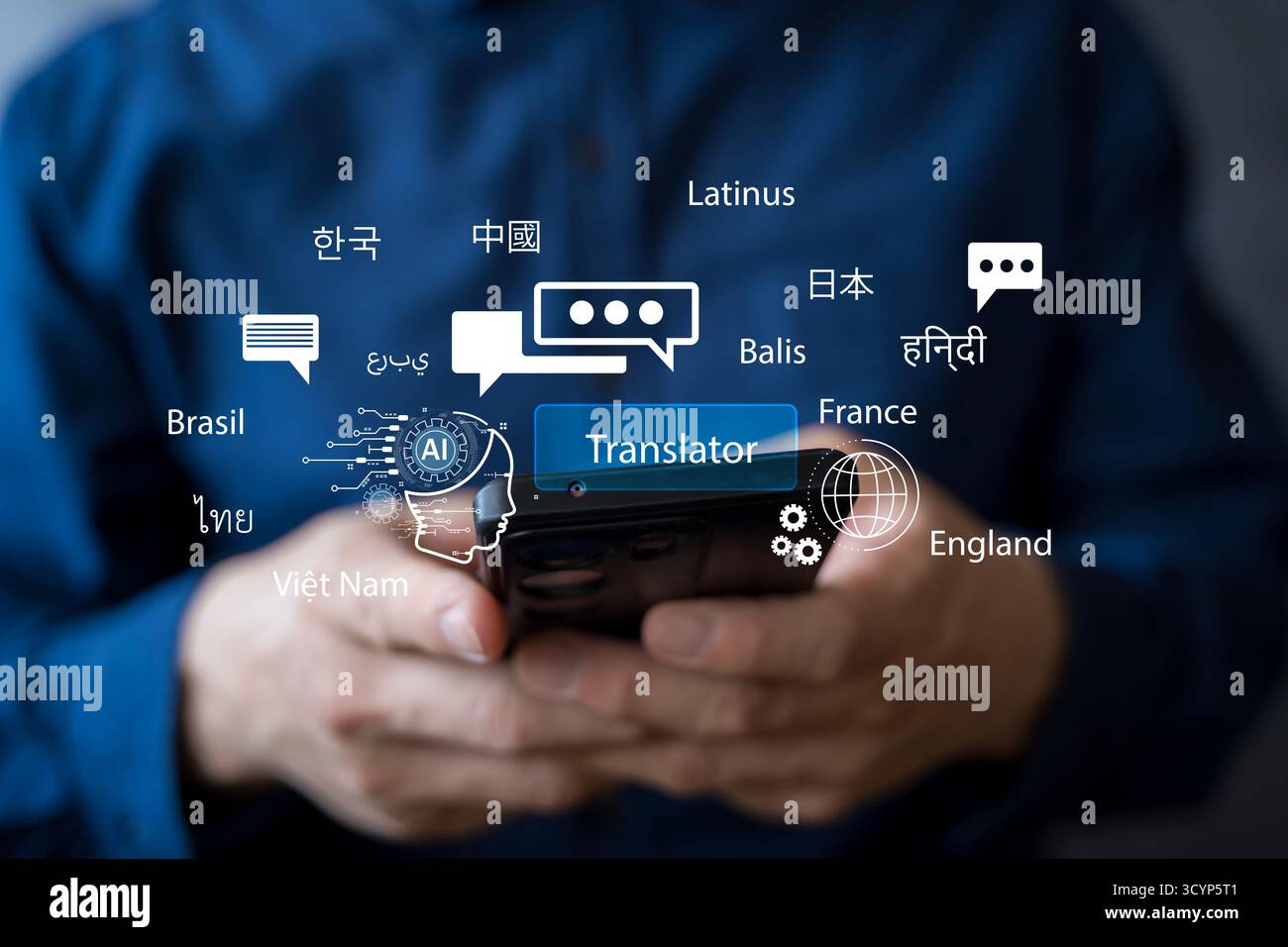 Ein Mann, der ein Smartphone mit KI-Übersetzungstechnologien verwendet und Symbole für mehrsprachige Kommunikation, globale Konnektivität, Spracherwerb und Künstlichkeit darstellt Stockfoto
