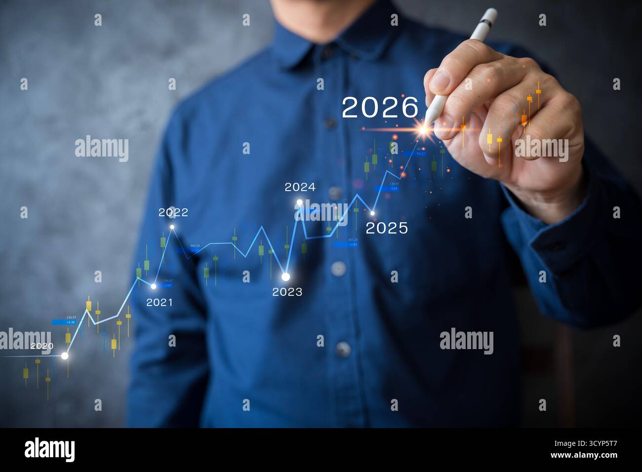 Ein Geschäftsmann, der das Diagramm für das Finanzwachstum mit dem jährlichen Fortschritt 2026 zeichnet und Investitionen, Planung, Analysen, Geschäftserfolg, und zukünftiges econ Stockfoto
