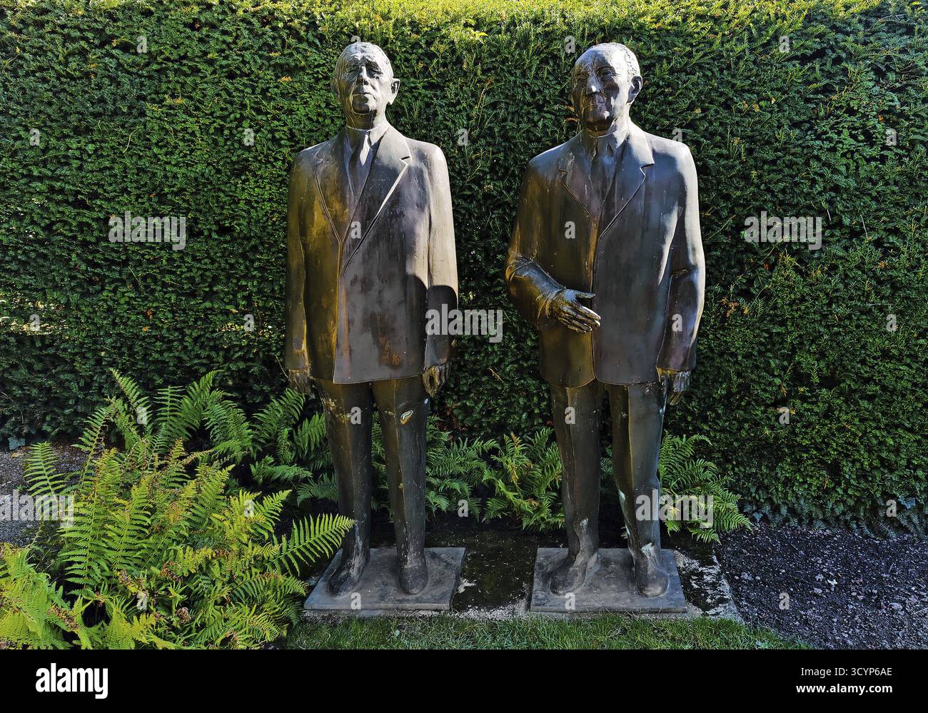 De Gaulle- und Adenauer-Statuen im Garten des Adenauer-Hauses, Stiftung Bundeskanzler Adenauer-Haus, Rhoendorf, Bad Honnef, Nordrhein-Wes Stockfoto