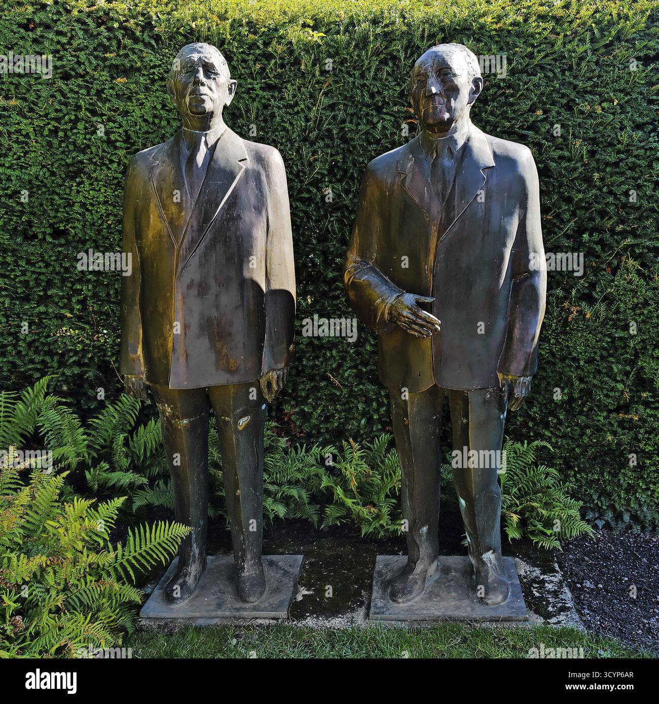 De Gaulle- und Adenauer-Statuen im Garten des Adenauer-Hauses, Stiftung Bundeskanzler Adenauer-Haus, Rhoendorf, Bad Honnef, Nordrhein-Wes Stockfoto