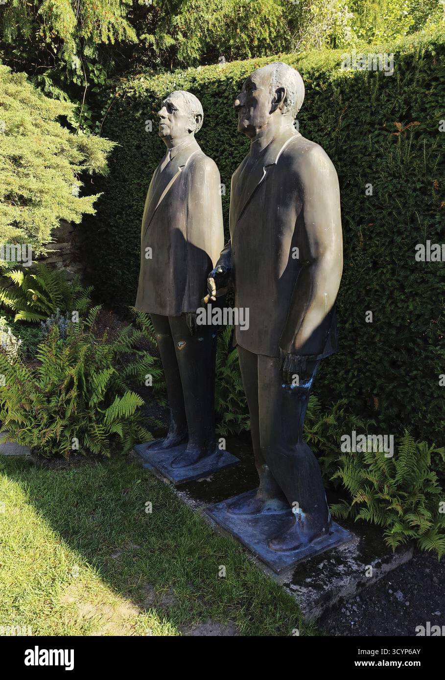 De Gaulle- und Adenauer-Statuen im Garten des Adenauer-Hauses, Stiftung Bundeskanzler Adenauer-Haus, Rhoendorf, Bad Honnef, Nordrhein-Wes Stockfoto