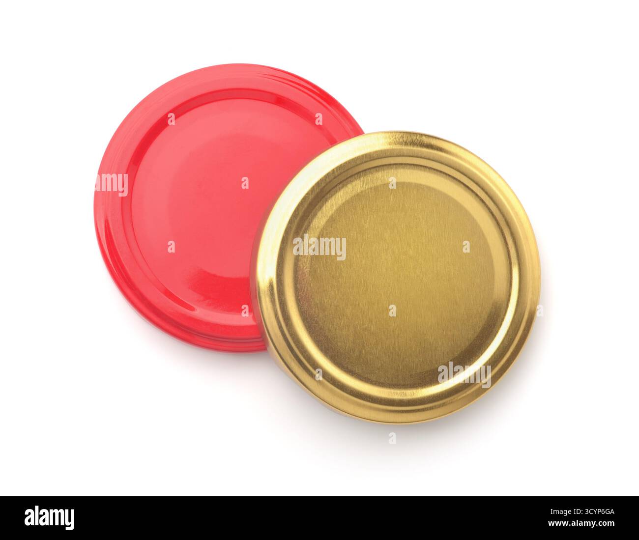 Draufsicht auf zwei goldene und rote Metalldeckel, isoliert auf weiß Stockfoto