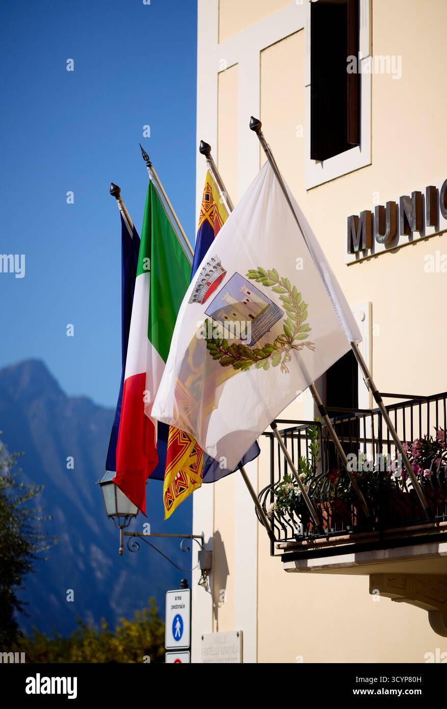 Nationalflaggen vor dem Gemeindegebäude, Torri Italien Stockfoto