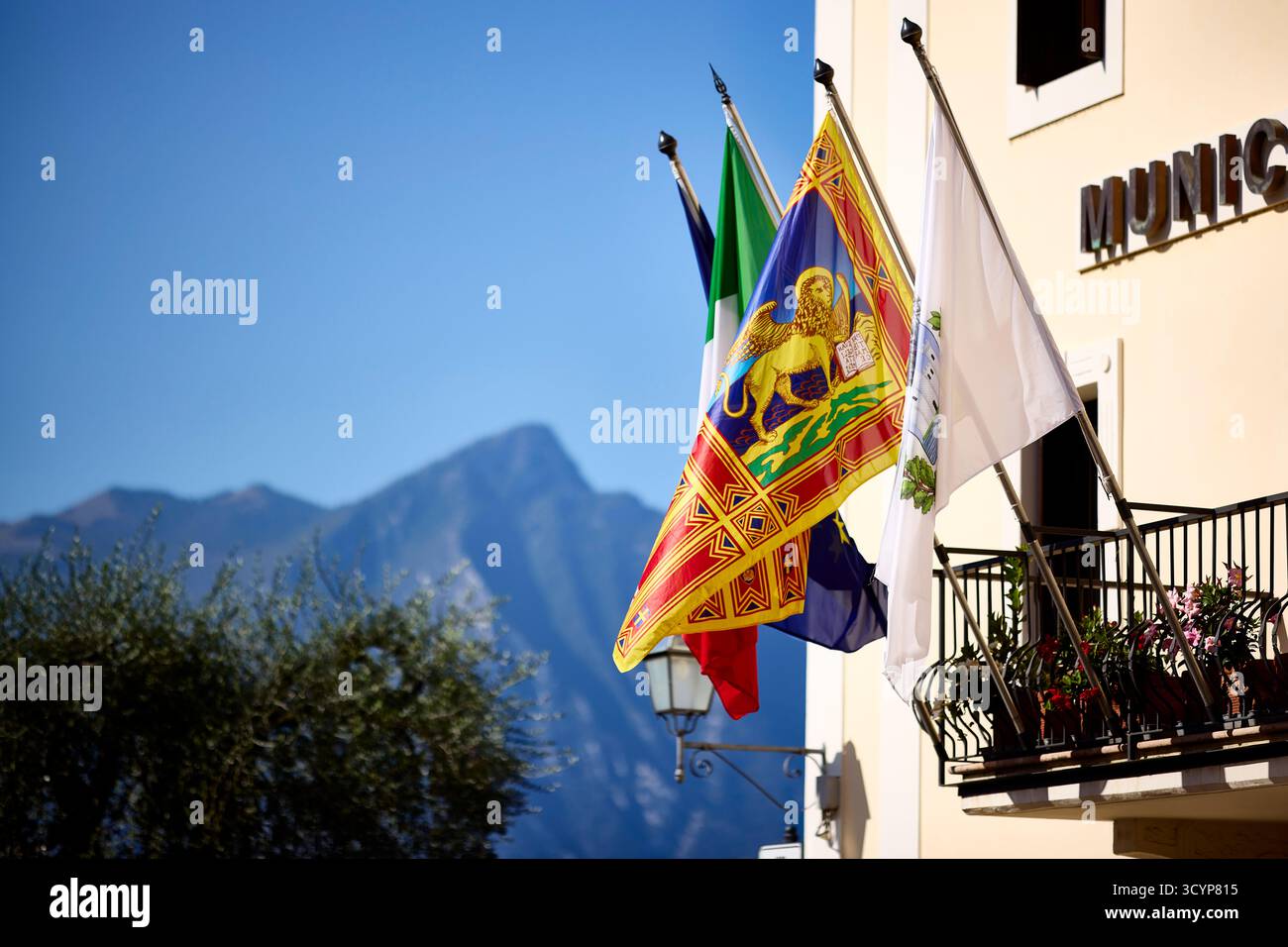 Nationalflaggen vor dem Gemeindegebäude, Torri Italien Stockfoto