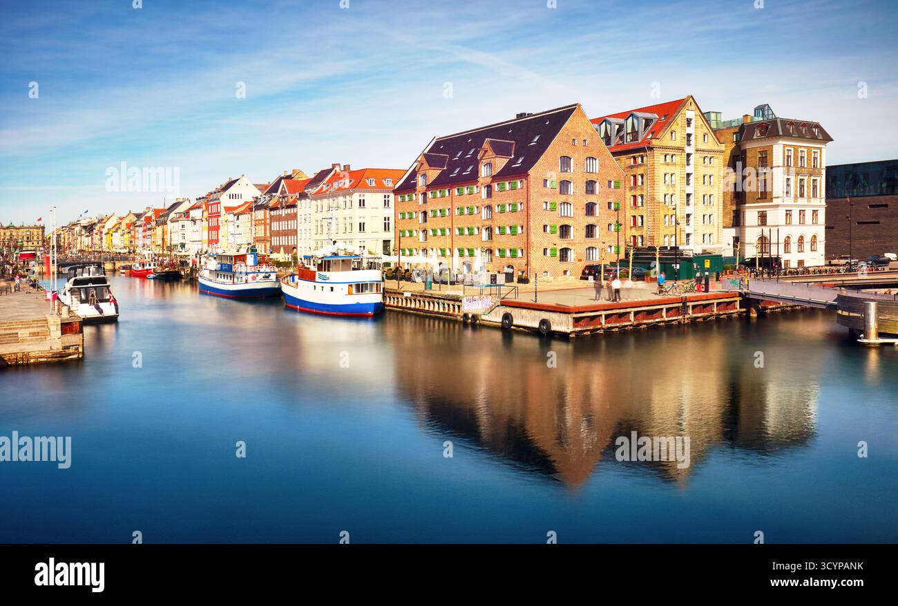 Flusskanal mit vielen Booten und Schiffen mit kleinen alten Häusern in der Nachbarschaft Christianshavn in Kopenhagen, Dänemark Stockfoto