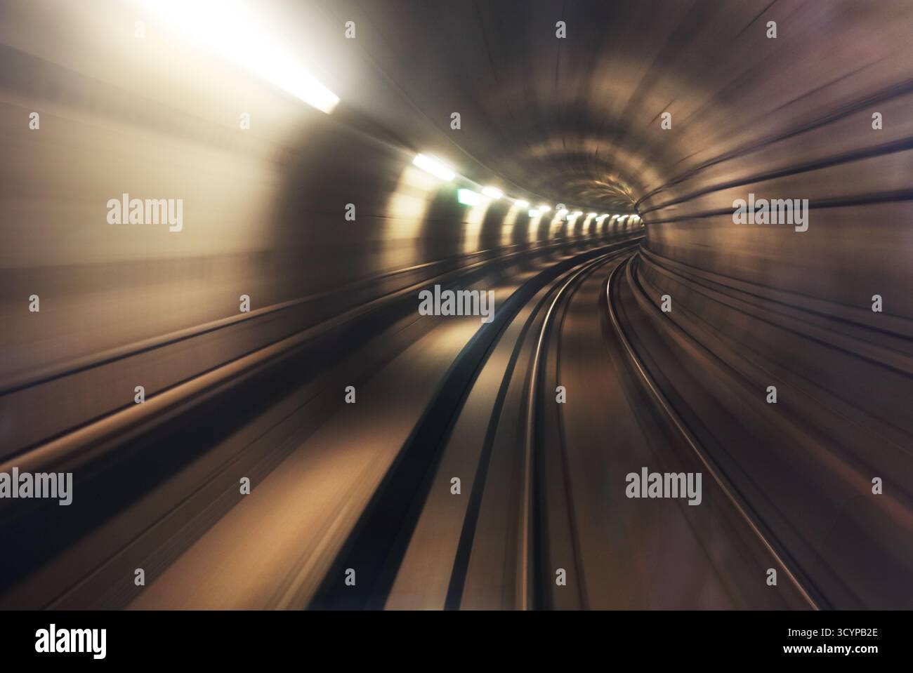 Kopenhagen, Dänemark. Fahren mit der U-Bahn in Kopenhagen, Dänemark mit Bewegung verschwommen U-Bahn-Linien im Tunnel. Abstrakt mit verschwommenen geschwungenen Linien Stockfoto